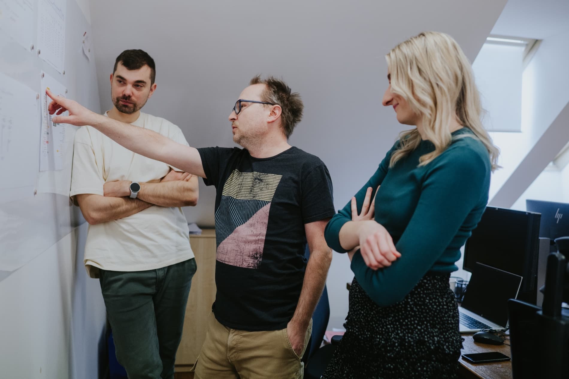 Členové týmu Atlantic konzultují postup u nástěnky